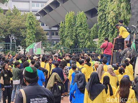 Massa mahasiswa memaksa masuk Kantor Gubernur Jateng, Kota Semarang, saat aksi unjuk rasa, Senin (12/2/2024).