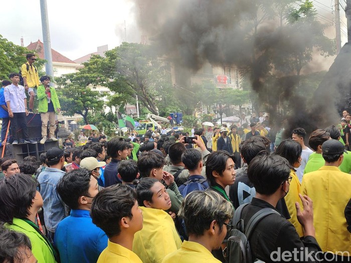 Massa mahasiswa memaksa masuk Kantor Gubernur Jateng, Kota Semarang, saat aksi unjuk rasa, Senin (12/2/2024).