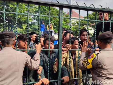 Massa mahasiswa memaksa masuk Kantor Gubernur Jateng, Kota Semarang, saat aksi unjuk rasa, Senin (12/2/2024).