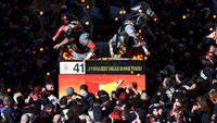 Menurut legenda lain yang berasal dari abad ke-12, Violetta, putri seorang penggilingan lokal, terikat oleh hukum feodal untuk menghabiskan malam pernikahannya dengan penguasa kota yang jahat. Untuk menyelamatkan kehormatannya bagi tunangannya, dia memenggal kepala bangsawan itu dan membebaskan Ivrea dari tiraninya. 
