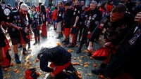 Pertarungan lempar jeruk, dengan peserta yang terbagi antara bangsawan dan rakyat jelata, mengingatkan pemberontakan Violetta melawan tiran, dengan jeruk melambangkan kepala tiran. Pertempuran tersebut diubah menjadi peristiwa spektakuler setelah Perang Dunia Kedua, yang saat itu mewakili perjuangan kemerdekaan dan simbol Karnaval Ivrea. 