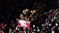 Tim yang mengenakan kostum berwarna cerah saling membombardir dengan jeruk segar dari Sisilia, meninggalkan jalan-jalan kota yang berbatu-batu yang ditutupi karpet tebal bubur jeruk tumbuk. 