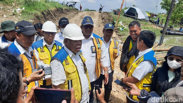 Menteri Pekerjaan Umum dan Perumahan Rakyat (PUPR) Basuki Hadimuljono meninjau tanggul Sungai Wulan yang jebol menyebabkan banjir di Karanganyar, Demak, Senin (12/2/2024).