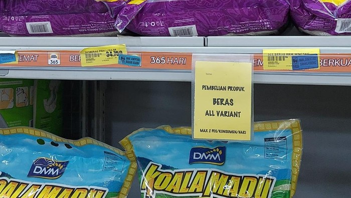 Minimarket batasi pembelian beras.