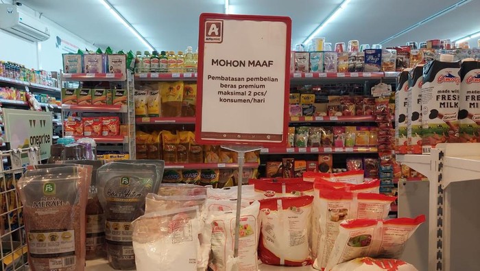 Minimarket batasi pembelian beras.