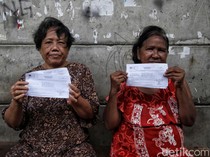 Momen Penyerahan Formulir C6 di Permukiman Kolong Tol Jakut