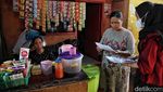 Momen Penyerahan Formulir C6 di Permukiman Kolong Tol Jakut Momen Penyerahan Formulir C6 di Permukiman Kolong Tol Jakut