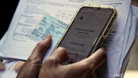 Perlu diketahui Salah satu dokumen yang harus dibawa ke TPS pada saat hari pencoblosan adalah formulir pemberitahuan model C6. Formulir ini merupakan surat pemberitahuan kepada pemilih untuk melakukan pemungutan suara Pemilu 2024.