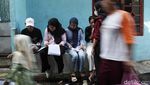 Momen Penyerahan Formulir C6 di Permukiman Kolong Tol Jakut Momen Penyerahan Formulir C6 di Permukiman Kolong Tol Jakut