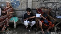 Selain itu, selama nama pemilih terdaftar di tempat pemungutan suara (TPS), pemilih tetap bisa ikut mencoblos. Untuk mengetahui TPS yang dimaksud, pemilih dapat melakukan pengecekan melalui cekdptonline.kpu.go.id.