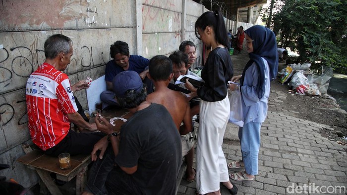 Momen Penyebaran Formulir C6 di Permukiman Kolong Tol Jakut