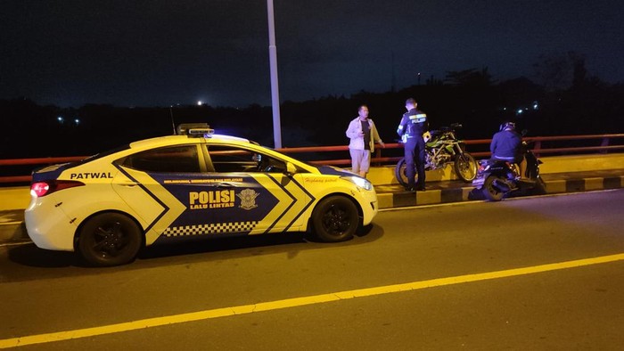 Motor trail yang ditinggal pemiliknya di Jembatan Semampir Kota Kediri