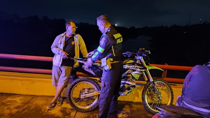 Motor trail yang ditinggal pemiliknya di Jembatan Semampir Kota Kediri