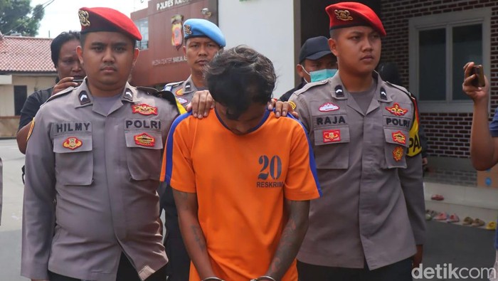 Okta pelaku pembakaran warung di Tempuran Karawang saat dirilis di Mapolres Karawang