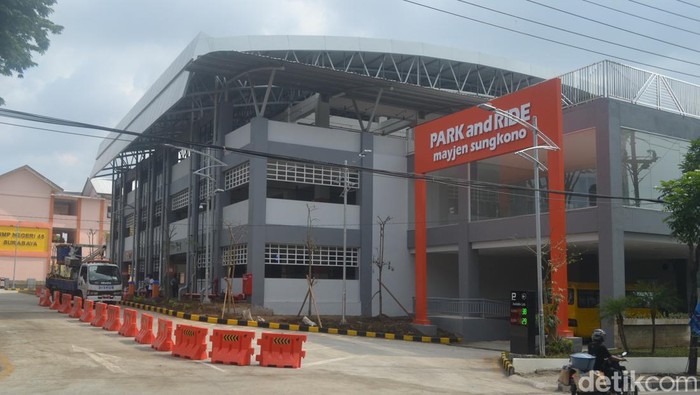 Park and Ride Jalan Mayjend Sungkono Surabaya.