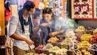 Sering disebut Dubai Spice Souk, pasar ini menawarkan berbagai macam bumbu dan rempah. Di sini para pelanggan dapat memilih langsung jenis dan jumlah yang diinginkan. Foto: Istimewa