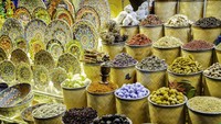 Uniknya banyak keranjang untuk wadah bumbu dan rempah tradisional yang berbeda dari tempat lain. Wadah berupa anyaman dengan bentuk kerucut tradisional khas Dubai digunakan di pasar ini. Foto: Istimewa