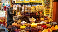 Jika menelusuri pasar dengan baik, kamu juga akan menemukan gerobak rempah yang khas. Bentuknya yang persegi diisi dengan berbagai bumbu halus hingga kemasan yang digantung sampai ke bagian atas. Foto: Istimewa