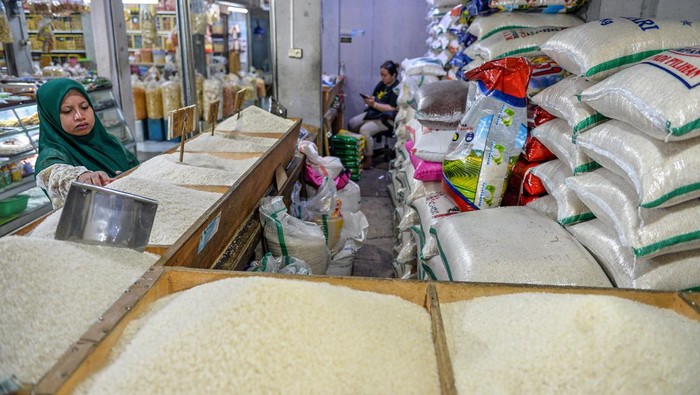Calon pembeli memilih beras di Pasar Kosambi, Bandung, Jawa Barat, Senin (12/2/2024). Pedagang beras di Pasar Kosambi menyatakan, sudah hampir dua pekan harga beras di Kota Bandung mengalami kenaikan dari harga Rp12.000 menjadi Rp14.500 per kilogram untuk beras kualitas rendah sementara beras medium mencapai Rp17.000 per kilogram karena minimnya pasokan beras. ANTARA FOTO/Raisan Al Farisi/nym.