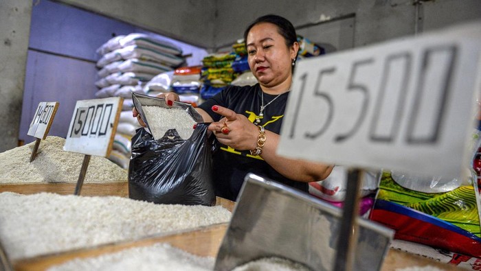 Calon pembeli memilih beras di Pasar Kosambi, Bandung, Jawa Barat, Senin (12/2/2024). Pedagang beras di Pasar Kosambi menyatakan, sudah hampir dua pekan harga beras di Kota Bandung mengalami kenaikan dari harga Rp12.000 menjadi Rp14.500 per kilogram untuk beras kualitas rendah sementara beras medium mencapai Rp17.000 per kilogram karena minimnya pasokan beras. ANTARA FOTO/Raisan Al Farisi/nym.