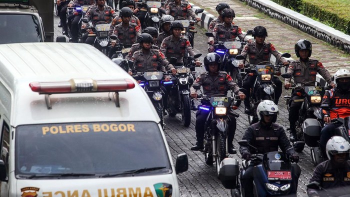 Sejumlah Pasukan Pengamanan (PAM) Tempat Pemungutan Suara (TPS) mengenakan kendaraan dinas saat pelepasan personel  pengamanan TPS di kawasan Pemerintah Daerah Kabupaten Bogor, Jawa Barat, Senin (12/2/2024). Sebanyak 33 ribu personel gabungan Polri, TNI serta Satuan kerja perangkat daerah (SKPD)  dikerahkan untuk melakukan pengamanan TPS di wilayah Kabupaten Bogor saat pelaksanaan Pemilu  2024. ANTARA FOTO/Yulius Satria Wijaya/foc.