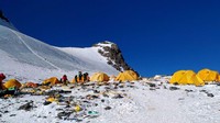 Setiap tahun, hanya ada waktu sekitar 15 hari bagi para pendaki untuk naik dan turun dari ketinggian 8.000 MDPL. Sherpa terkuat hanya mampu membawa beban hingga 25 kg, kurang dari 30% dari kekuatan mereka di ketinggian yang lebih rendah. (Foto: BBC World)