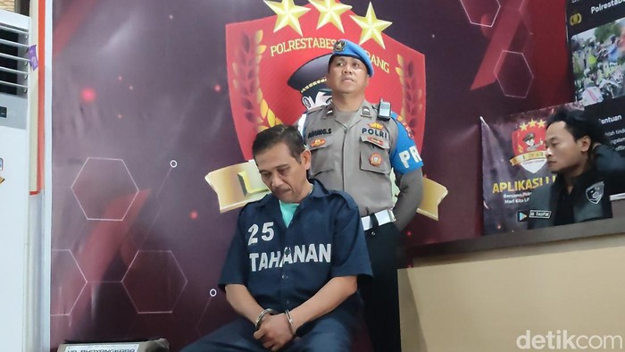 Polisi menghadirkan pelaku pembunuhan di Genuk, Semarang, Senin (12/2/2024).