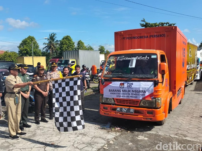 Pelepasan armada pengangkut logistik Pemilu 2024 di Gedung Kesenian Wates, Kabupaten Kulon Progo, DIY, Senin (12/2/2024).