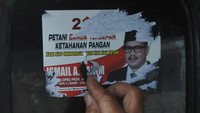 Petugas gabungan dari Bawaslu, Dinas Perhubungan dan Satpol PP membersihkan APK yang terpasang di?angkutan umum dalam masa tenang Pemilu 2024.