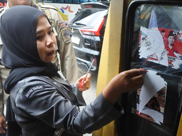 Petugas Gabungan Bersihkan APK di Angkutan Umum