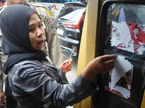 Petugas Gabungan Bersihkan APK di Angkutan Umum