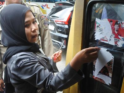 Petugas Gabungan Bersihkan APK di Angkutan Umum