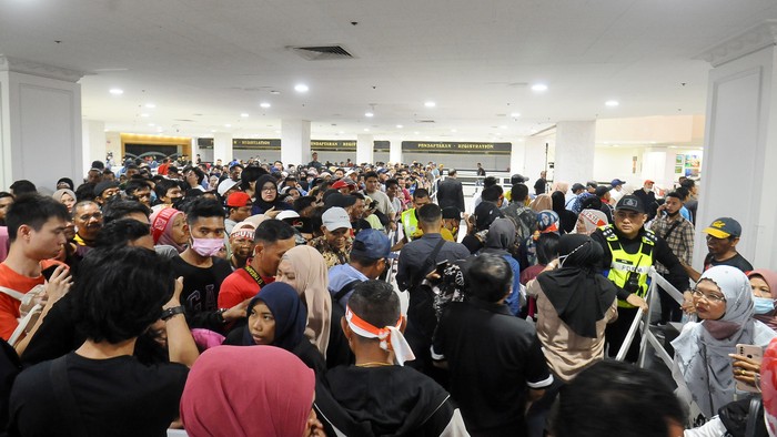Warga negara Indonesia (WNI) mengantre untuk mencoblos dalam pemungutan suara Pemilu 2024 di Pusat Dagangan Dunia Kuala Lumpur (WTC), Kuala Lumpur, Malaysia, Minggu (11/2/2024). WNI yang menetap di Malaysia melakukan pencoblosan Pemilu 2024 di enam Tempat Pemungutan Suara Luar Negeri (TPSLN) pada 11 Februari 2024. ANTARA FOTO/Rafiuddin Abdul Rahman