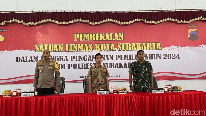Wali Kota Solo Gibran Rakabuming Raka bersama Kapolres dan Dandim Solo saat memberikan pembekalan kepada Linmas, Senin (12/2/2024).