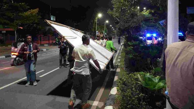 Pemkot Jakbar penertiban alat peraga kampanye. (Dok Istimewa)