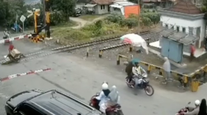 Pemotor menerobos palang pintu KA