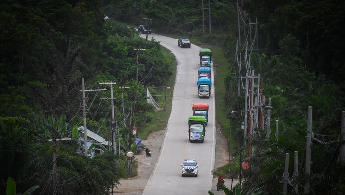 Penampakan Logistik Pemilu 2024 Tiba di Kawasan IKN Sejumlah truk yang membawa logistik Pemilu 2024 melintasi kawasan Ibu Kota Nusantara (IKN) di Sepaku, Kabupaten Penajam Paser Utara, Kalimantan Timur, Minggu (11/2/2024). Sebanyak 580 kotak suara akan didistribusikan ke 116 Tempat Pemungutan Suara (TPS) di Desa Bumi Harapan, Kecamatan Sepaku, yang masuk dalam wilayah calon ibu kota negara baru Indonesia, dua di antaranya adalah TPS khusus untuk pekerja Ibu Kota Nusantara (IKN) dengan domisili dari luar Kalimantan Timur. ANTARA FOTO/ Rivan Awal Lingga/foc.