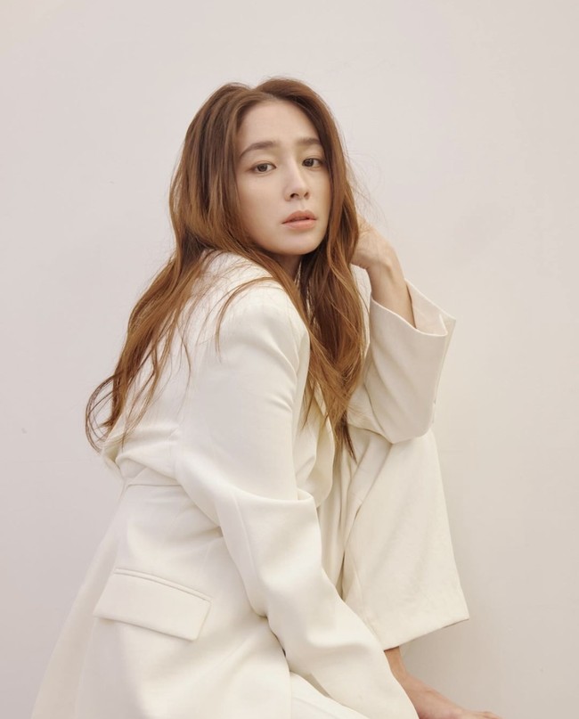 “Siapa yang menyangka dia adalah seorang ibu.. ❤️😍” “Cantik banget ㅠㅠㅠ❤️🥹” “Kecantikan yang tetap sama meski setelah melahirkan 😍” tulis sejumlah netizen Korea di bawah postingannya. Foto: dok. Instagram @216jung