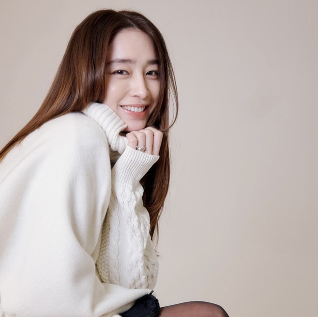 Lee Min Jung berusia 31 tahun saat menikah dengan Lee Byung Hun pada tahun 2013 lalu. Baru-baru ini, dia kembali membagikan foto kehamilan anak pertamanya Lee Joon Ho pada tahun 2015. Foto: dok. Instagram @216jung