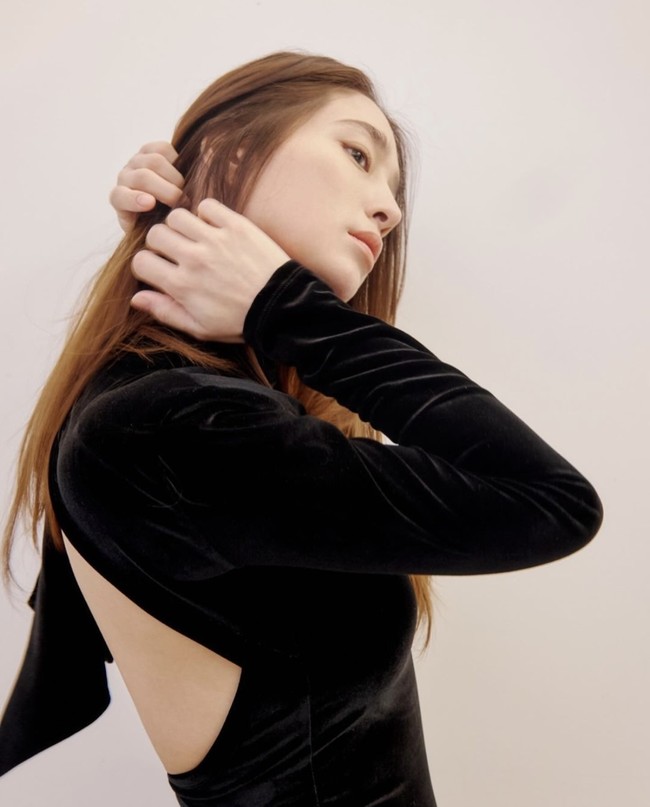 Dalam foto yang diunggahnya, Lee Min Jung tampil dalam pulasan makeup natural dan warna rambut pirang. Istri Lee Byung Hun itu mengenakan gaun hitam panjang yang mengekspos bagian punggungnya. Foto: dok. Instagram @216jung