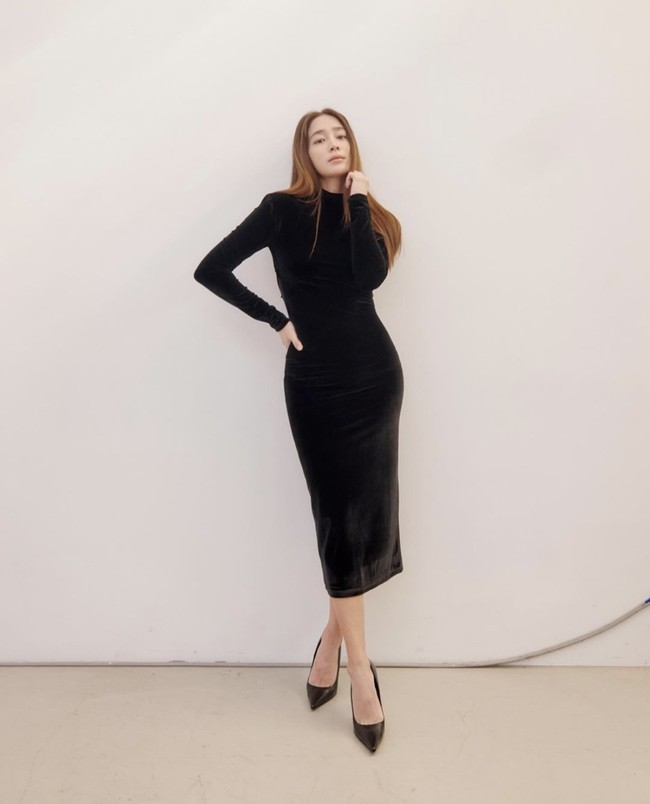 Sejumlah netizen Korea, khususnya kaum hawa, takjub melihat postingan Instagram Lee Min Jung, Minggu (11/2/2024) kemarin. Ibu dua anak itu memiliki tubuh ramping meskipun baru melahirkan 2 bulan lalu.  Foto: dok. Instagram @216jung