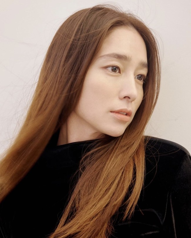 Lee Min Jung menyambut kelahiran anak keduanya dengan Lee Byung Hun pada Kamis (21/12/2023). Pasangan artis Korea itu kini telah memiliki sepasang anak laki-laki dan perempuan yang terpaut 8 tahun. Foto: dok. Instagram @216jung