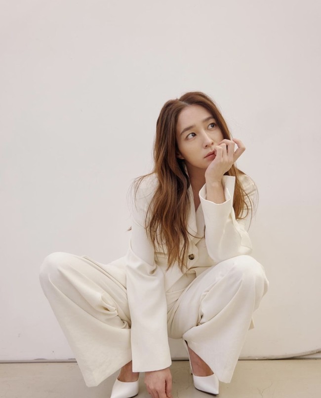 Lee Min Jung sekaligus mengisyaratkan bahwa dia akan kembali berakting, sehingga melakukan profile shoot. Once Again masih menjadi drama Korea terakhir yang dibintanginya pada tahun 2020. Foto: dok. Instagram @216jung