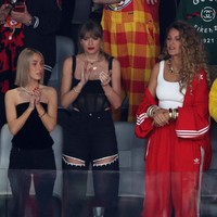 Seperti dikutip People, Taylor Swift tampil dengan korset hitam Dior dan jeans dari brand AREA yang memiliki detail slit atau belahan di paha. Jeans dengan detail kristal itu dijual seharga US$ 695. Foto: Getty Images/Rob Carr