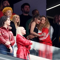 Gaya Blake Lively saat menemani Taylor Swift ikut mencuri atensi karena istri Ryan Reynolds itu tampil dengan rambut keriting ala 80-an. Foto: Getty Images/Ezra Shaw