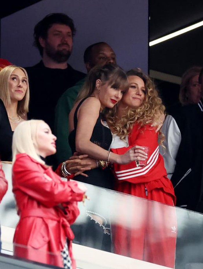 Penampilan Taylor Swift dan Blake Lively saat menonton NFL Super Bowl 58 di Las Vegas LAS VEGAS, NEVADA - FEBRUARY 11: Rapper Ice Spice, Singer Taylor Swift and Actress Blake Lively hug prior to Super Bowl LVIII between the San Francisco 49ers and Kansas City Chiefs at Allegiant Stadium on February 11, 2024 in Las Vegas, Nevada. (Photo by Ezra Shaw/Getty Images)