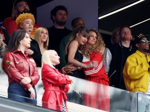 Tak Diundang Taylor Swift, Blake Lively dan Keluarga Berlibur di Peternakan