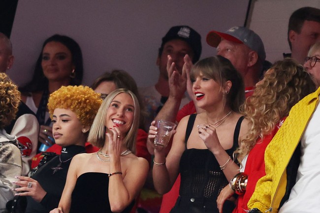 Taylor Swift langsung terbang dari Jepang ke Las Vegas setelah menyelesaikan konser Era turnya. Dia tiba tepat waktu untuk menonton kekasihnya Travis Kelce bertanding bersama tim Kansas City Chiefs di Super Bowl 2024. Foto: Getty Images/Harry How