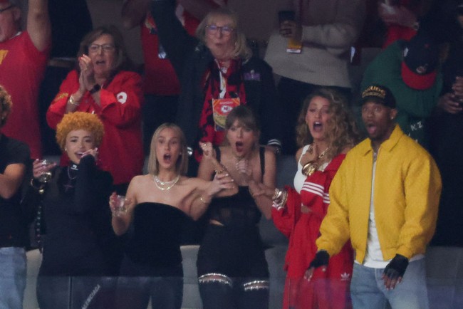 Taylor Swift tampak ditemani sahabatnya Blake Lively saat menonton Super Bowl 2024. Blake memakai tracksuit merah Adidas, warna tim dari pacar Taylor, Travis Kelce, Kansas City Chiefs. Foto: Christopher Polk/Billboard via Getty Images