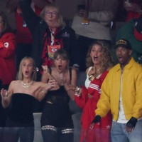 Taylor Swift tampak ditemani sahabatnya Blake Lively saat menonton Super Bowl 2024. Blake memakai tracksuit merah Adidas, warna tim dari pacar Taylor, Travis Kelce, Kansas City Chiefs. Foto: Christopher Polk/Billboard via Getty Images